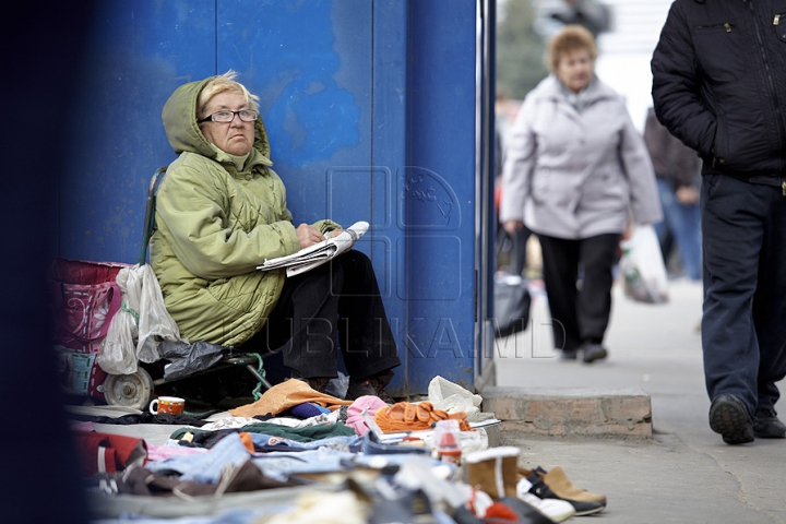 (GALERIE FOTO) Sporeşte numărul comercianţilor stradali în Chişinău. Autorităţile se fac că plouă 