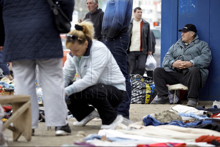 (GALERIE FOTO) Sporeşte numărul comercianţilor stradali în Chişinău. Autorităţile se fac că plouă 