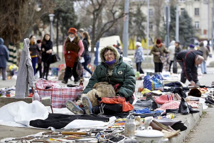 (GALERIE FOTO) Sporeşte numărul comercianţilor stradali în Chişinău. Autorităţile se fac că plouă 