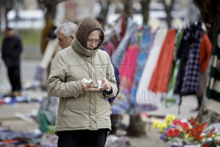 (GALERIE FOTO) Sporeşte numărul comercianţilor stradali în Chişinău. Autorităţile se fac că plouă 