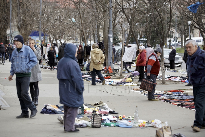 (GALERIE FOTO) Sporeşte numărul comercianţilor stradali în Chişinău. Autorităţile se fac că plouă 