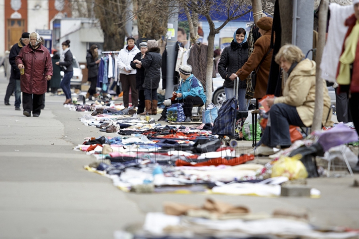 (GALERIE FOTO) Sporeşte numărul comercianţilor stradali în Chişinău. Autorităţile se fac că plouă 