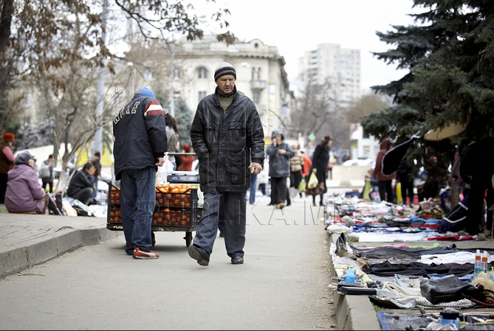 (GALERIE FOTO) Sporeşte numărul comercianţilor stradali în Chişinău. Autorităţile se fac că plouă 