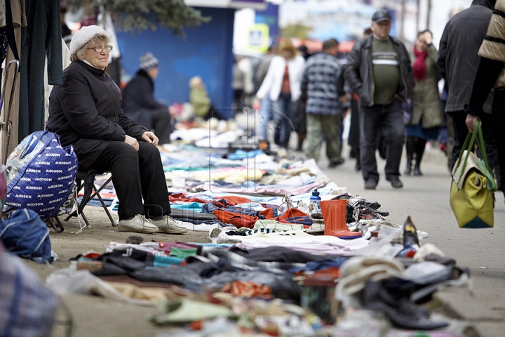 (GALERIE FOTO) Sporeşte numărul comercianţilor stradali în Chişinău. Autorităţile se fac că plouă 