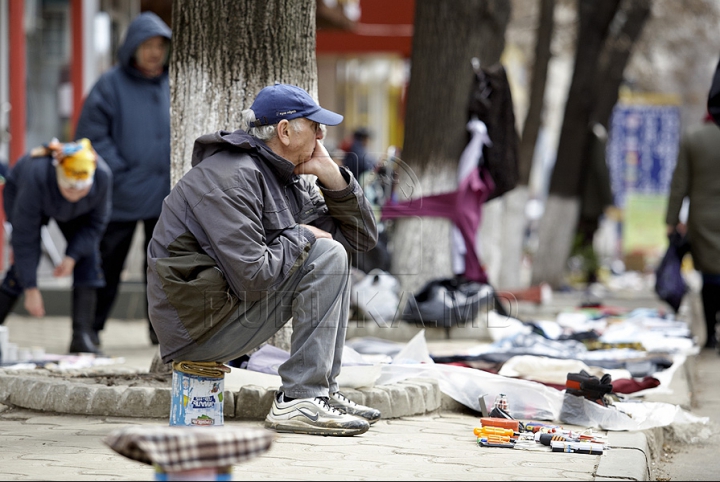 (GALERIE FOTO) Sporeşte numărul comercianţilor stradali în Chişinău. Autorităţile se fac că plouă 