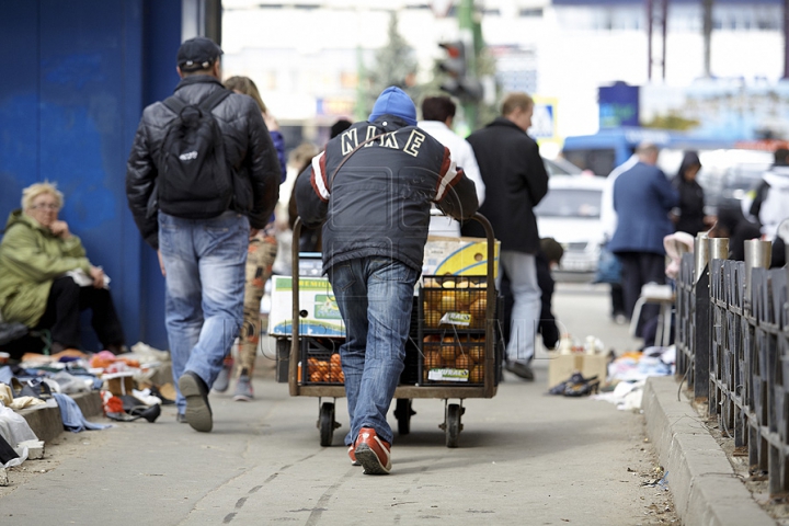 (GALERIE FOTO) Sporeşte numărul comercianţilor stradali în Chişinău. Autorităţile se fac că plouă 