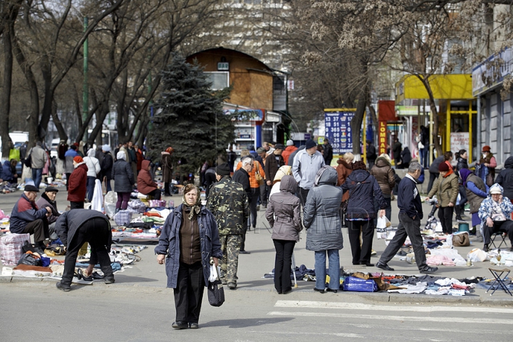 (GALERIE FOTO) Sporeşte numărul comercianţilor stradali în Chişinău. Autorităţile se fac că plouă 