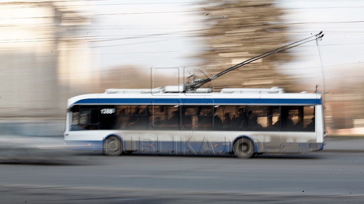 Un pasager a surprins o "INVENŢIE" periculoasă într-un troleibuz nou din Chişinău (FOTO)