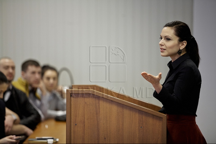 Prezentatorii emisunii FABRIKA s-au întâlnit cu studenţii de la Universitatea de Studii Europene din Moldova (GALERIE FOTO)