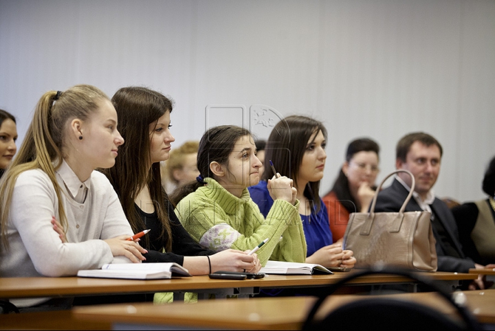 Prezentatorii emisunii FABRIKA s-au întâlnit cu studenţii de la Universitatea de Studii Europene din Moldova (GALERIE FOTO)