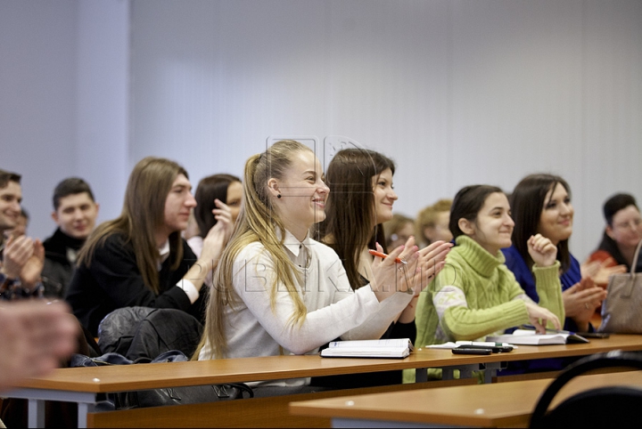 Prezentatorii emisunii FABRIKA s-au întâlnit cu studenţii de la Universitatea de Studii Europene din Moldova (GALERIE FOTO)