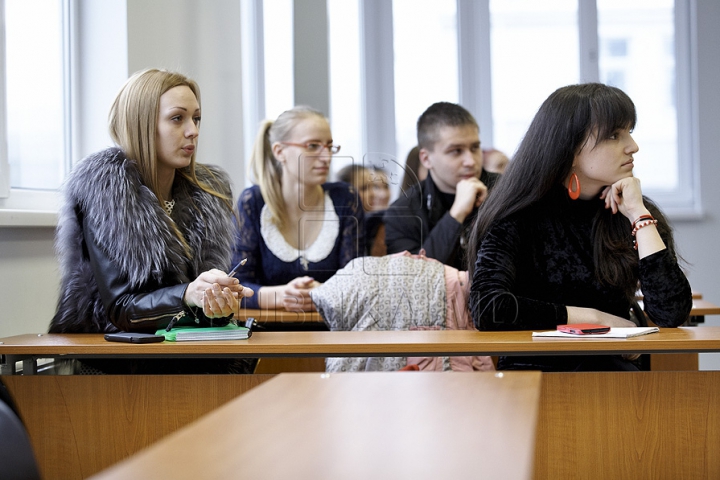 Prezentatorii emisunii FABRIKA s-au întâlnit cu studenţii de la Universitatea de Studii Europene din Moldova (GALERIE FOTO)