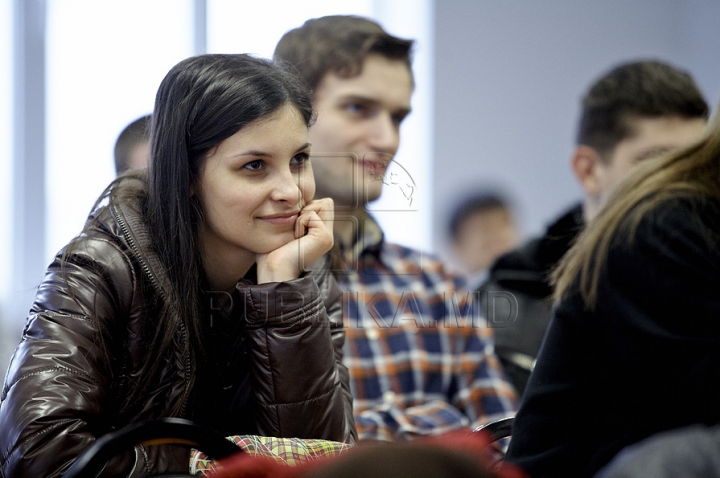 Prezentatorii emisunii FABRIKA s-au întâlnit cu studenţii de la Universitatea de Studii Europene din Moldova (GALERIE FOTO)