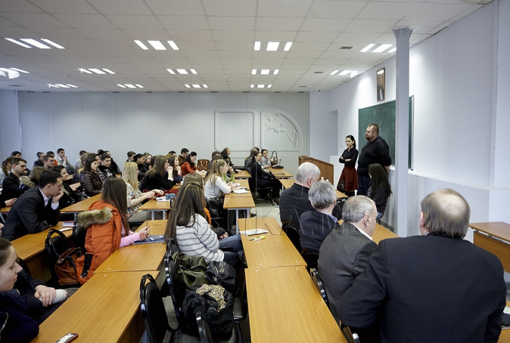 Prezentatorii emisunii FABRIKA s-au întâlnit cu studenţii de la Universitatea de Studii Europene din Moldova (GALERIE FOTO)