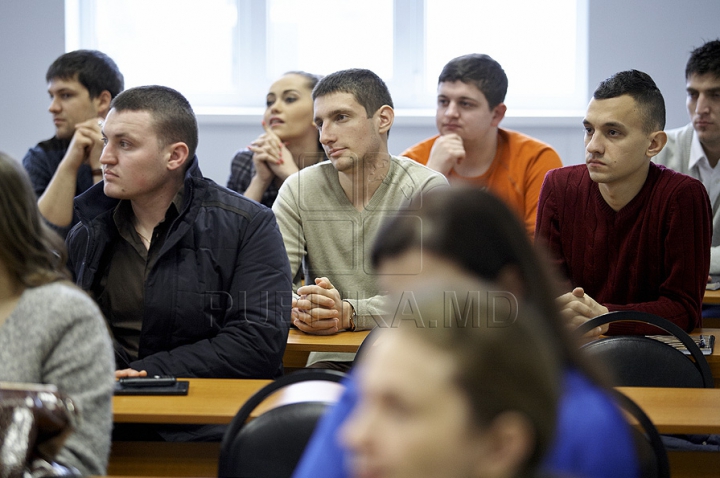 Prezentatorii emisunii FABRIKA s-au întâlnit cu studenţii de la Universitatea de Studii Europene din Moldova (GALERIE FOTO)