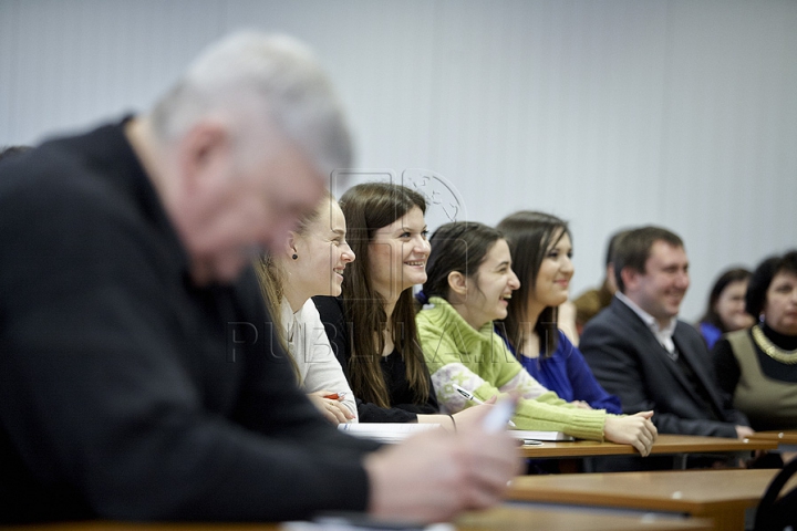 Prezentatorii emisunii FABRIKA s-au întâlnit cu studenţii de la Universitatea de Studii Europene din Moldova (GALERIE FOTO)