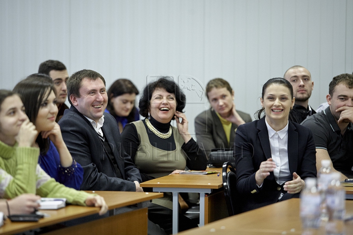 Prezentatorii emisunii FABRIKA s-au întâlnit cu studenţii de la Universitatea de Studii Europene din Moldova (GALERIE FOTO)