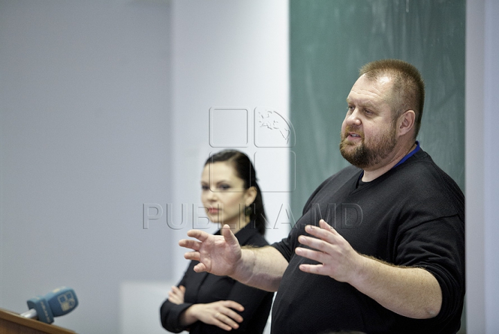 Prezentatorii emisunii FABRIKA s-au întâlnit cu studenţii de la Universitatea de Studii Europene din Moldova (GALERIE FOTO)