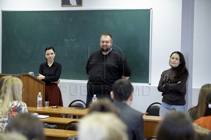 Prezentatorii emisunii FABRIKA s-au întâlnit cu studenţii de la Universitatea de Studii Europene din Moldova (GALERIE FOTO)