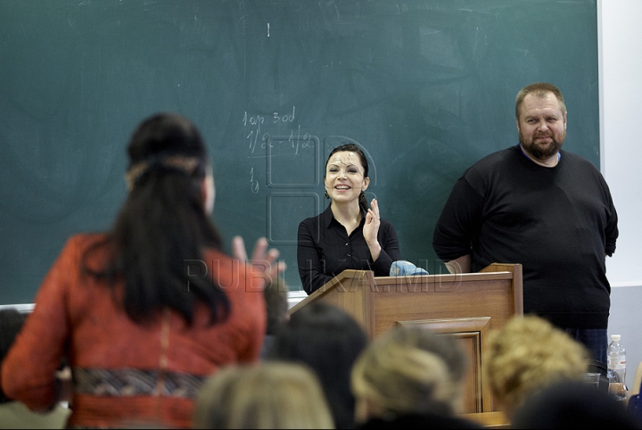 Prezentatorii emisunii FABRIKA s-au întâlnit cu studenţii de la Universitatea de Studii Europene din Moldova (GALERIE FOTO)