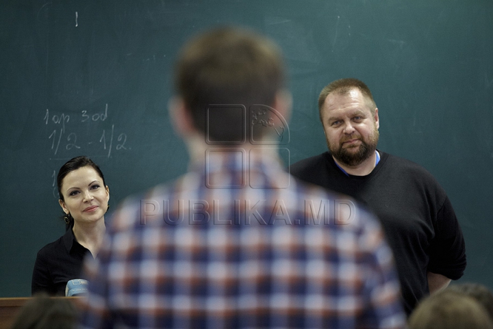 Prezentatorii emisunii FABRIKA s-au întâlnit cu studenţii de la Universitatea de Studii Europene din Moldova (GALERIE FOTO)