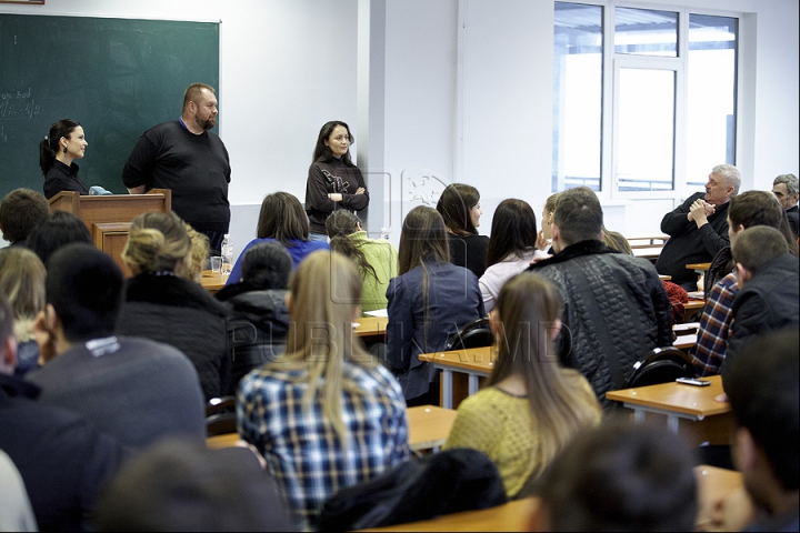 Prezentatorii emisunii FABRIKA s-au întâlnit cu studenţii de la Universitatea de Studii Europene din Moldova (GALERIE FOTO)