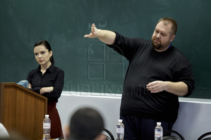 Prezentatorii emisunii FABRIKA s-au întâlnit cu studenţii de la Universitatea de Studii Europene din Moldova (GALERIE FOTO)