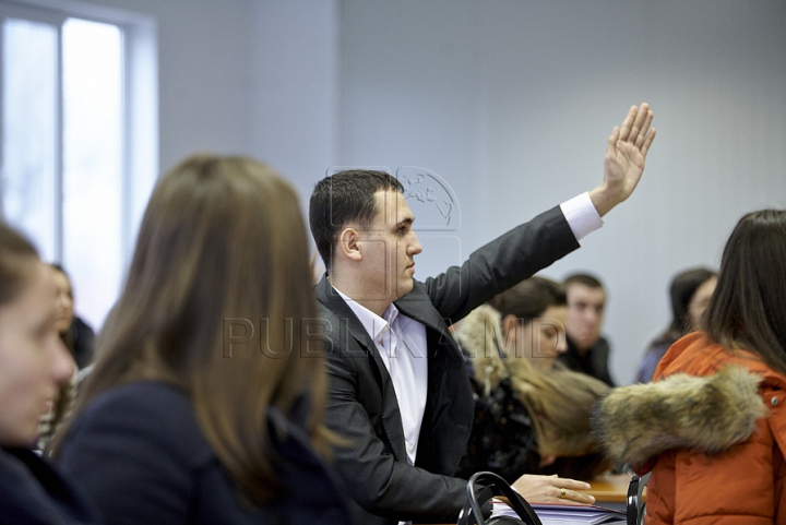 Prezentatorii emisunii FABRIKA s-au întâlnit cu studenţii de la Universitatea de Studii Europene din Moldova (GALERIE FOTO)