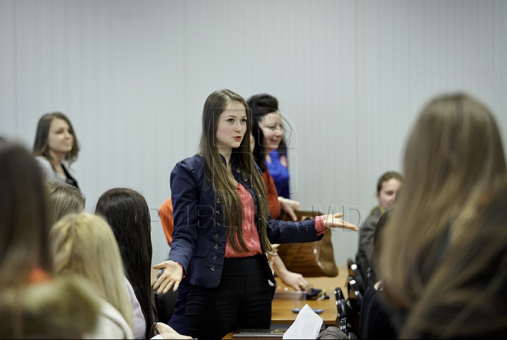 Prezentatorii emisunii FABRIKA s-au întâlnit cu studenţii de la Universitatea de Studii Europene din Moldova (GALERIE FOTO)