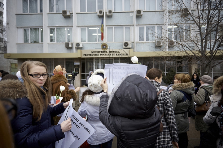 (GALERIE FOTO) Protest cu bebeluşi în braţe la Ministerul Muncii! "Suntem în ajun de 8 Martie, dar noi stăm şi îngheţăm aici"