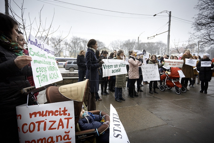 (GALERIE FOTO) Protest cu bebeluşi în braţe la Ministerul Muncii! "Suntem în ajun de 8 Martie, dar noi stăm şi îngheţăm aici"