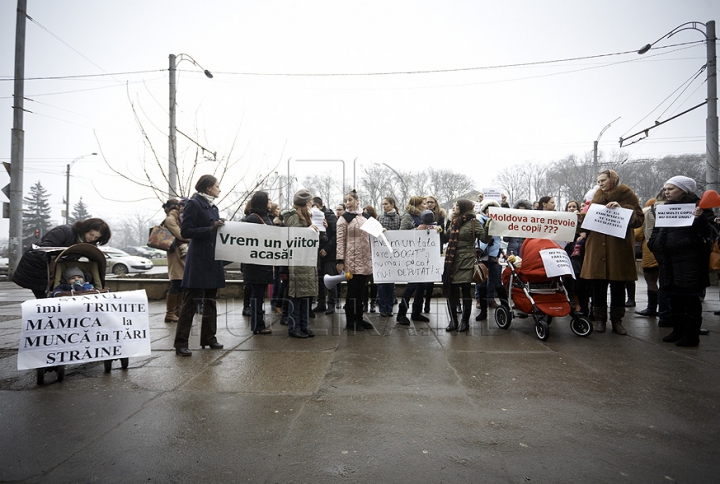 (GALERIE FOTO) Protest cu bebeluşi în braţe la Ministerul Muncii! "Suntem în ajun de 8 Martie, dar noi stăm şi îngheţăm aici"