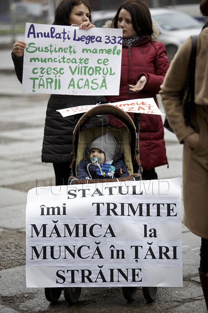 (GALERIE FOTO) Protest cu bebeluşi în braţe la Ministerul Muncii! "Suntem în ajun de 8 Martie, dar noi stăm şi îngheţăm aici"