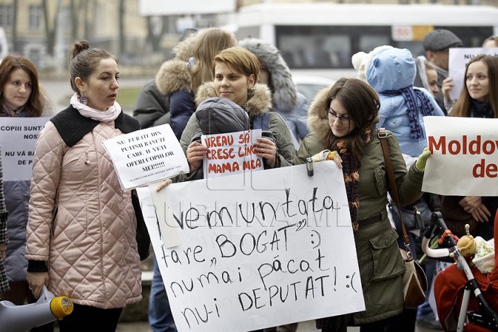 (GALERIE FOTO) Protest cu bebeluşi în braţe la Ministerul Muncii! "Suntem în ajun de 8 Martie, dar noi stăm şi îngheţăm aici"