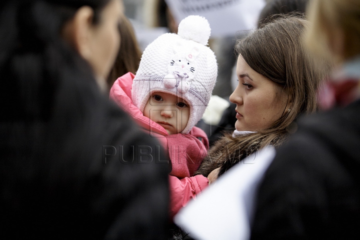 (GALERIE FOTO) Protest cu bebeluşi în braţe la Ministerul Muncii! "Suntem în ajun de 8 Martie, dar noi stăm şi îngheţăm aici"