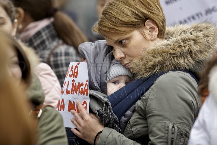 (GALERIE FOTO) Protest cu bebeluşi în braţe la Ministerul Muncii! "Suntem în ajun de 8 Martie, dar noi stăm şi îngheţăm aici"