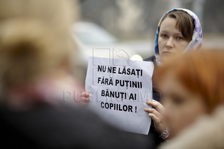 (GALERIE FOTO) Protest cu bebeluşi în braţe la Ministerul Muncii! "Suntem în ajun de 8 Martie, dar noi stăm şi îngheţăm aici"