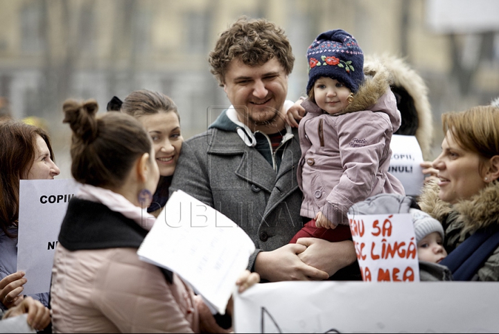 (GALERIE FOTO) Protest cu bebeluşi în braţe la Ministerul Muncii! "Suntem în ajun de 8 Martie, dar noi stăm şi îngheţăm aici"