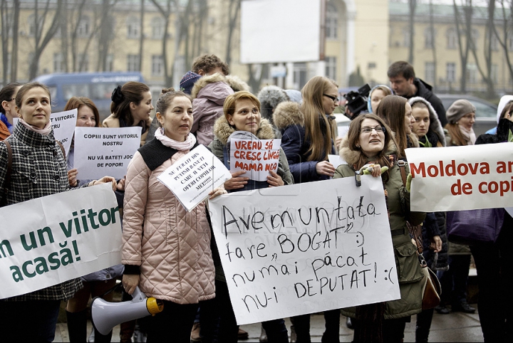 (GALERIE FOTO) Protest cu bebeluşi în braţe la Ministerul Muncii! "Suntem în ajun de 8 Martie, dar noi stăm şi îngheţăm aici"