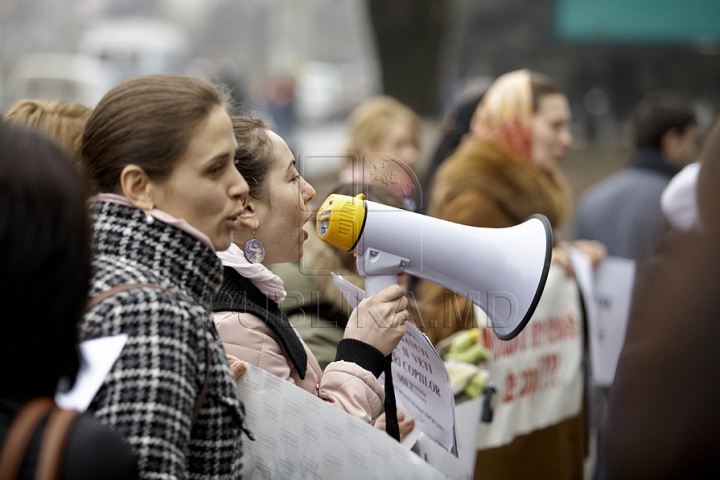 (GALERIE FOTO) Protest cu bebeluşi în braţe la Ministerul Muncii! "Suntem în ajun de 8 Martie, dar noi stăm şi îngheţăm aici"