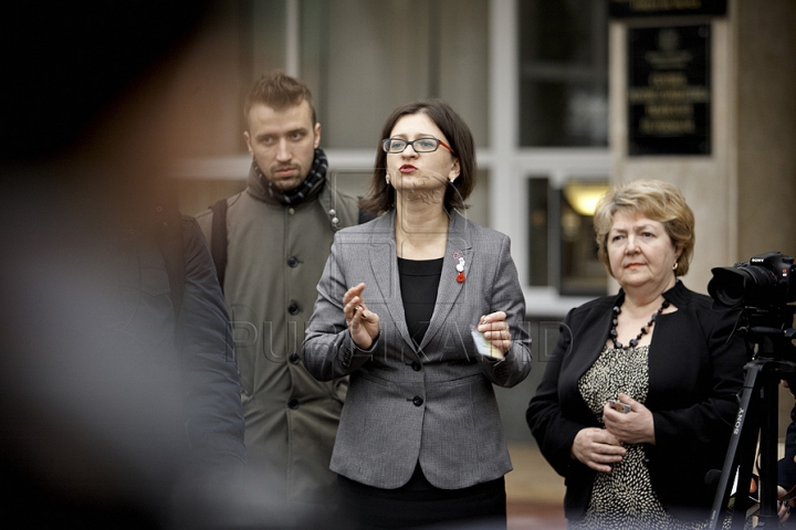 (GALERIE FOTO) Protest cu bebeluşi în braţe la Ministerul Muncii! "Suntem în ajun de 8 Martie, dar noi stăm şi îngheţăm aici"