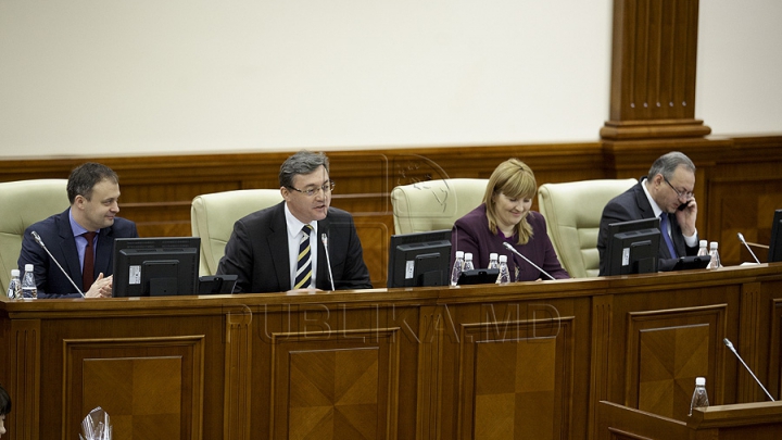 Hohote de râs în Parlament! Se caută gigantul politic de la Floreni şi domnul care doarme în prezidiu