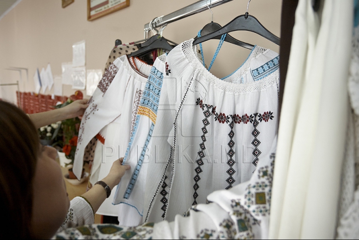 Hainele tradiţionale sunt din nou în vogă! Mai mulţi moldoveni poartă podoabe populare (GALERIE FOTO)