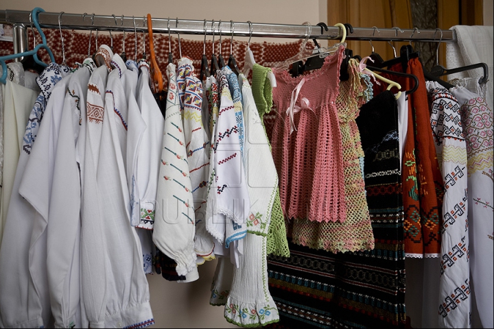 Hainele tradiţionale sunt din nou în vogă! Mai mulţi moldoveni poartă podoabe populare (GALERIE FOTO)