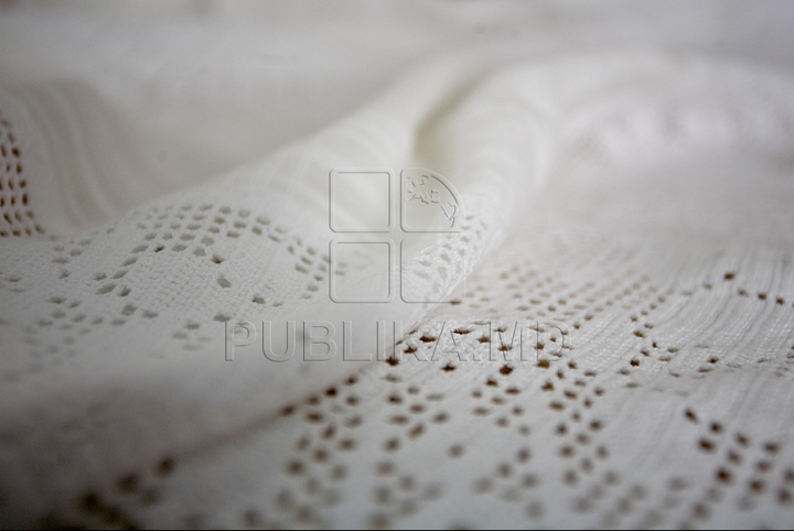 Hainele tradiţionale sunt din nou în vogă! Mai mulţi moldoveni poartă podoabe populare (GALERIE FOTO)