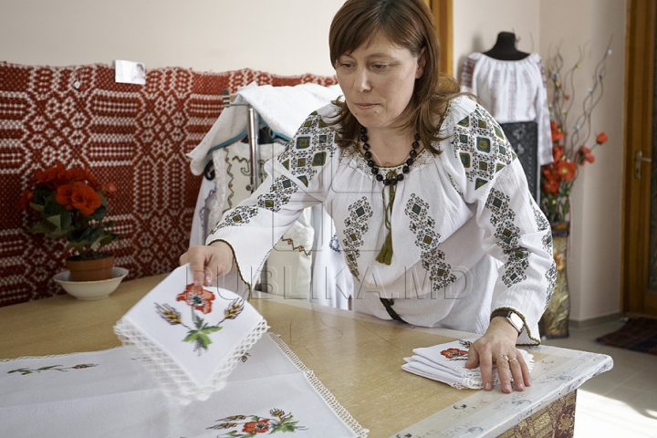 Hainele tradiţionale sunt din nou în vogă! Mai mulţi moldoveni poartă podoabe populare (GALERIE FOTO)