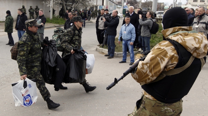 GALERIE FOTO emoţionantă de la asaltul sediului Marinei ucrainene din Sevastopol de către civili