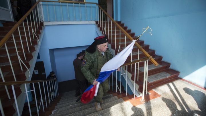 GALERIE FOTO emoţionantă de la asaltul sediului Marinei ucrainene din Sevastopol de către civili