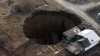 Imagini ŞOCANTE în Kazahstan. O casă a ajuns sub pământ (VIDEO)