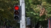 Fără reguli! Un şofer trece pe contrasens pentru a depăşi o maşină care staţiona la semafor (VIDEO)